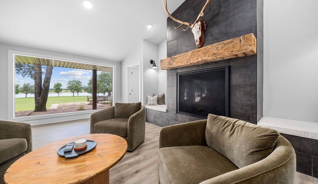 Lakeside Lodge w/Saloon, Hot Tub, and Game Room