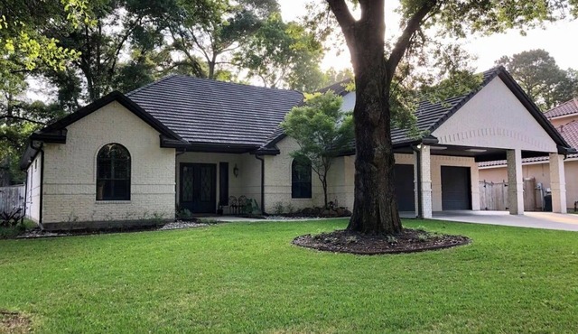 Lakeside nature retreat, home sleeps 16, 6 rooms, 8 beds Lake Conroe Montgomery