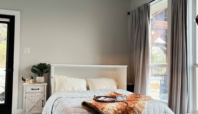 Lakeview Escape; Charming 1-bedroom with entertainers' backyard