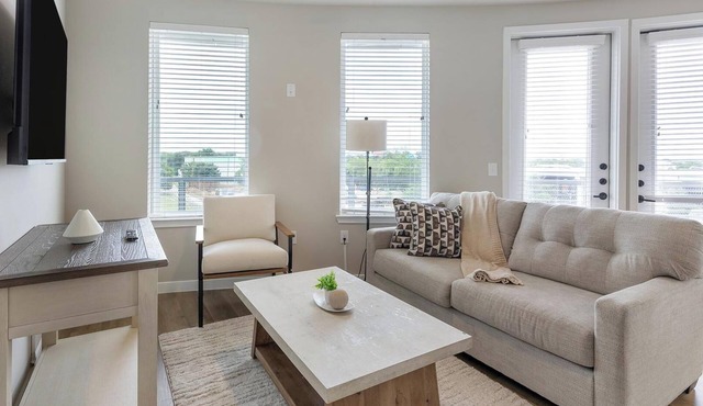 Landing | Beautiful 2BD, Gym, Rooftop Lounge