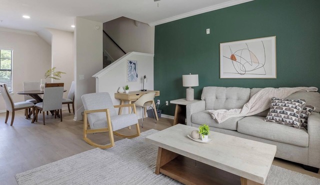 Landing | Chic 2BD, Gym