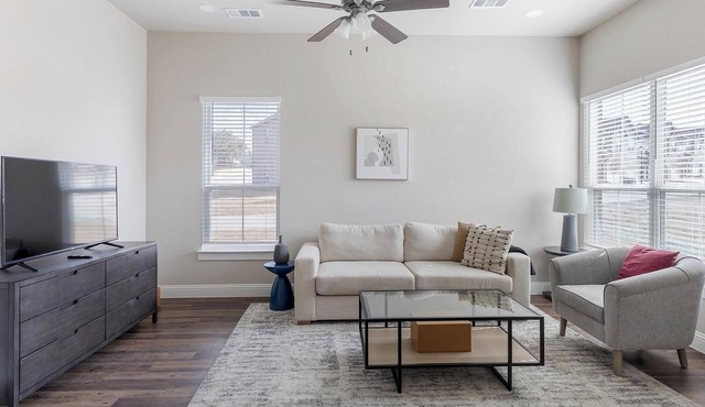 Landing | Spectacular 3BD in Weatherford