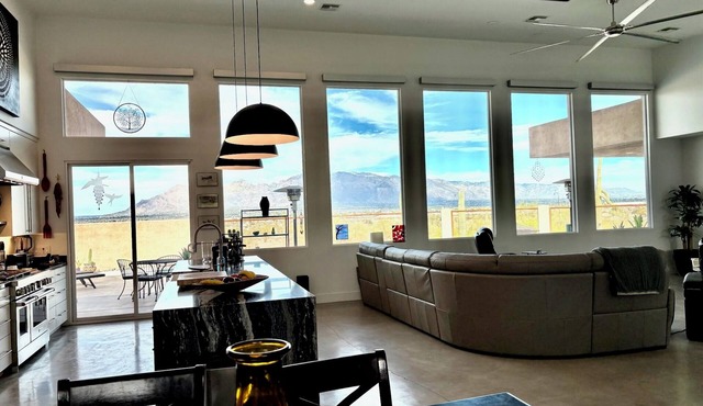 Large 3 bed, 3 bath Tucson house with pool, jacuzzi and amazing Mountains Views
