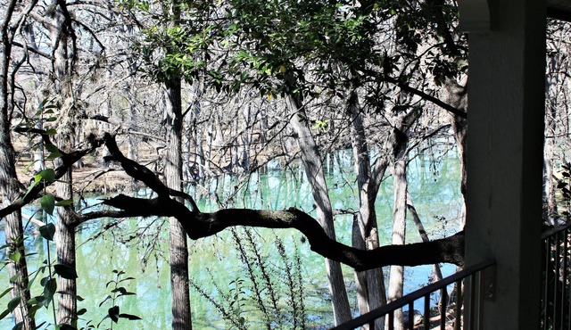 Large and Beautiful Home Directly Overlooking the Frio River