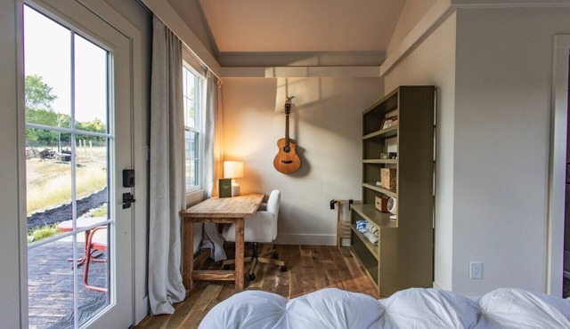 Limestone Fields Getaway: Soaking Tub, Lake Views, King Bed, Workspace!