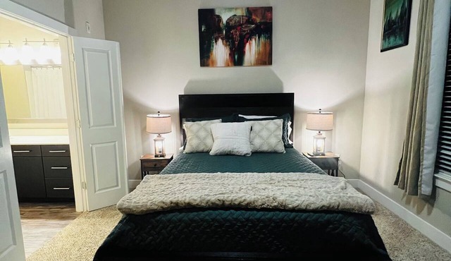 LOCATION! LOCATION! IN THE HEART OF DALLAS! 10% off weekly stay 20% monthly.