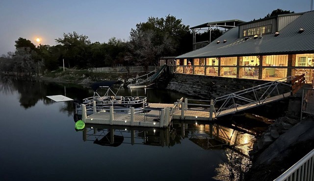 Lodge for Adventure Glamping for Families or Large Groups on Lake Godstone, Texas