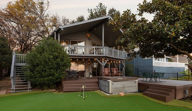 Lone Star Lake Cottage, SUNSET VIEWS, NEW deck/boat dock/putting green in Gun Barrel City