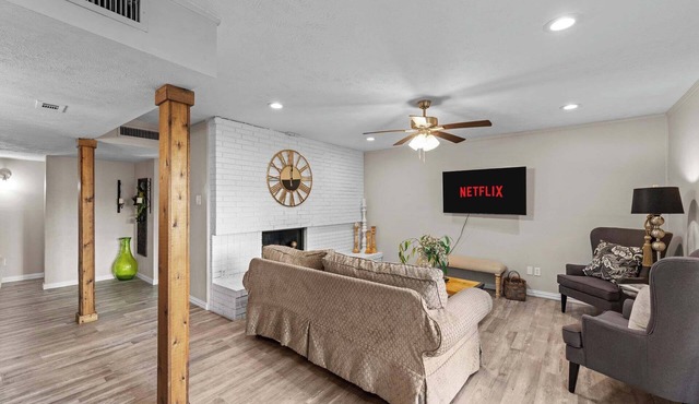 Lovely 4-bedroom townhome with Spacious Yard in serene The Colony