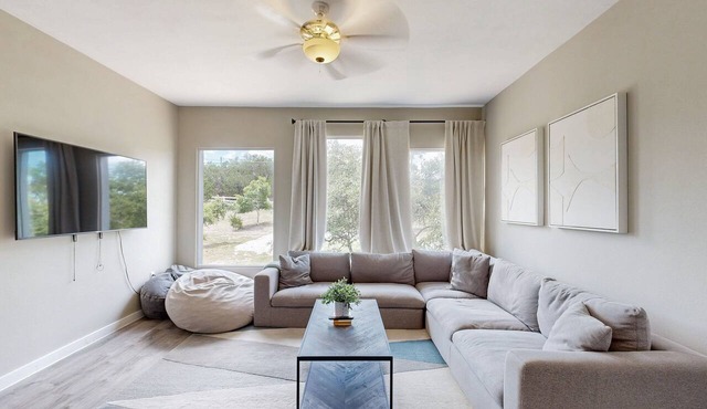 Lovely home on 2+ acres with views, firepit & outdoor kitchen - wedding perfect in Dripping Springs