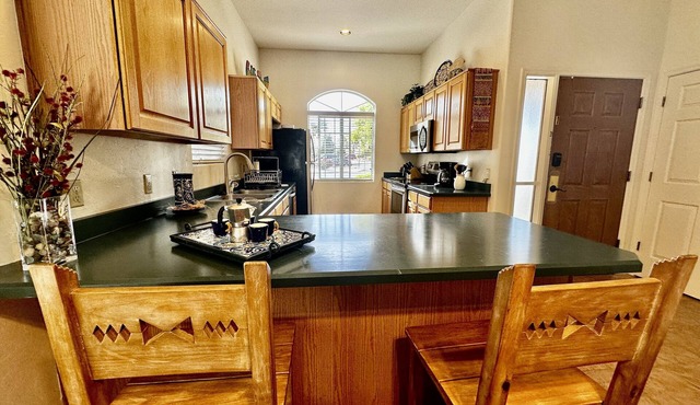 Lovely SW 1 Bdrm Villa w/gorgeous Mt View. Great golfing and hiking!