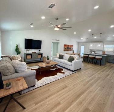 Lucky Cowboy Lodge Near WinStar - Cozy 3BR Home