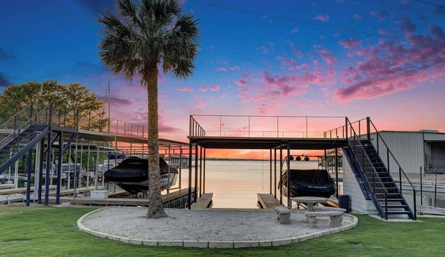 Lux Lakefront Villa Pool w/fence, Hot Tub & Dock