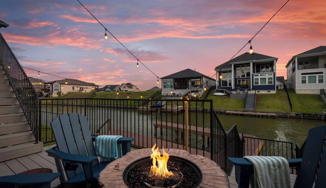 Lux Lakefront with Game-room, Community Pool, Paddleboards, and more!