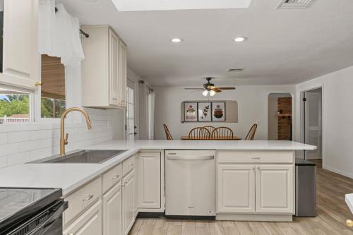 Luxe 4BR 2BTH l Pool & Grill l Central Location l Mountain View l Family Vacation l RV Site