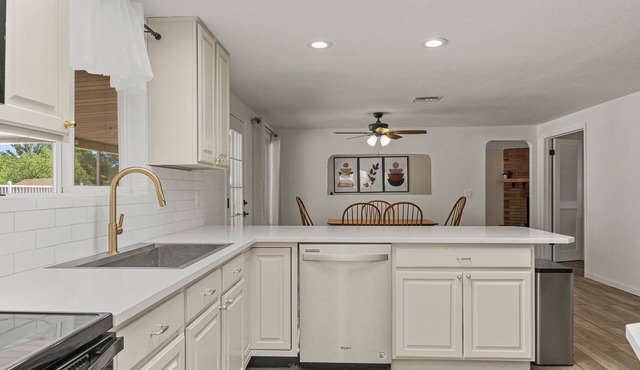 ☀️LUXE 4BR/2BTH Mountain View vacation Pool & Grill Central LOC Private