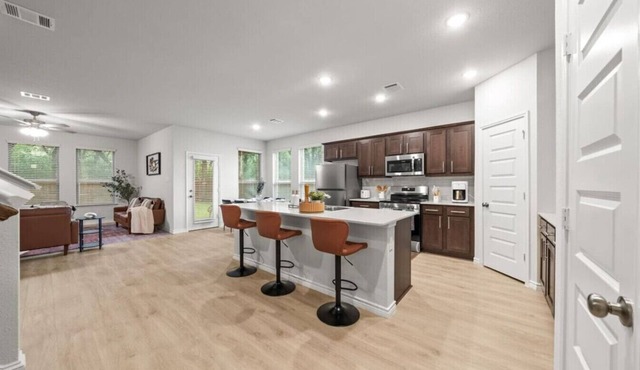 Luxurious 4 Bed Duplex in Denton TX Near UNT &amp…