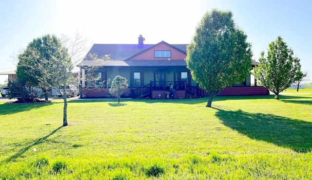 Luxurious farm house! 5-bed, 4 bath, with pool. in Bonham