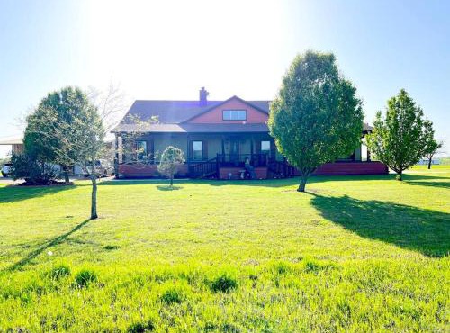 Luxurious farm house! 5-bed, 4 bath, pool and spa. in Bonham