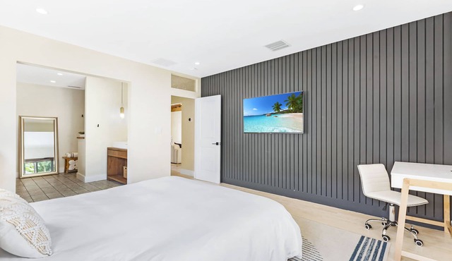 Luxurious, Modern 4BR /3BA Surfside Villa W/Pool in Surfside