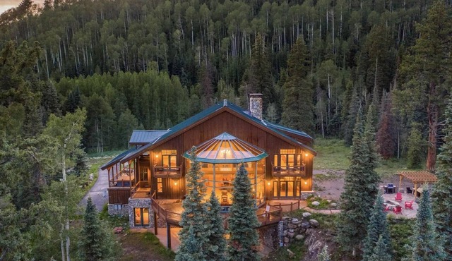 Luxurious Mountain Lodge – Views, Hot Tub/Ping Pong – 5 Min from Purg