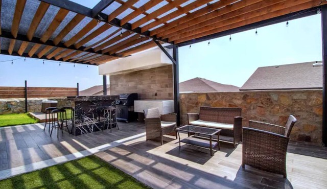 Luxurious NEW 3Bedroom Home w/Hot tub & Cozy Patio