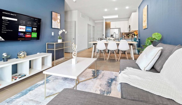 Luxury 1BD | Uptown | Sleeps 4 | Free Parking