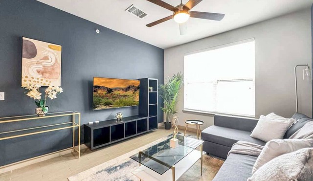 Luxury 1BD | Uptown | Sleeps 4 | Parking