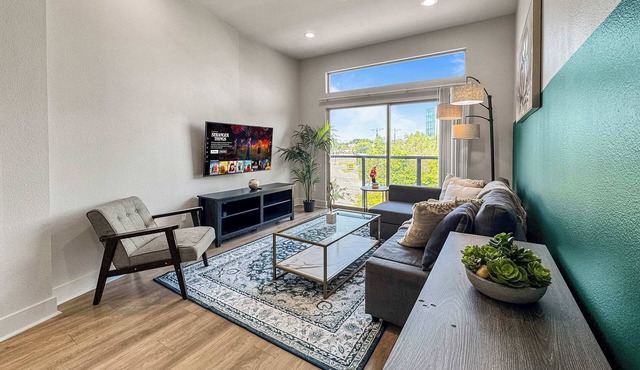 Luxury 2BD | Deep Ellum | Parking | Pool+Gym