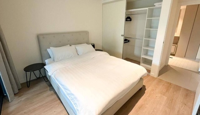 Luxury 2BR 2B Docklands Bright & Modern Apt - Free Covered Parking, 2p sofa bed in Docklands