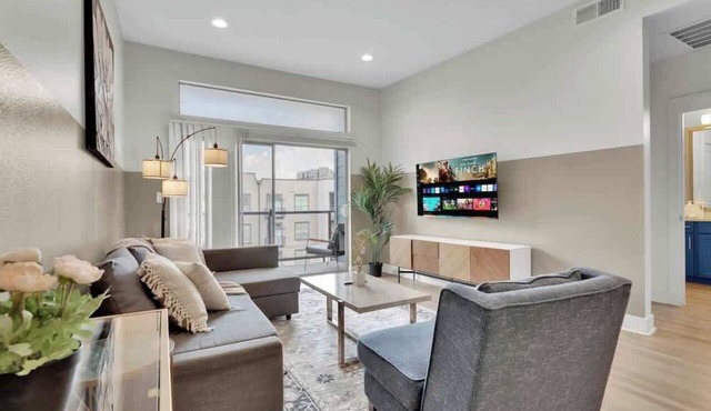 Luxury 3BD | Deep Ellum | Parking | Pool+Gym