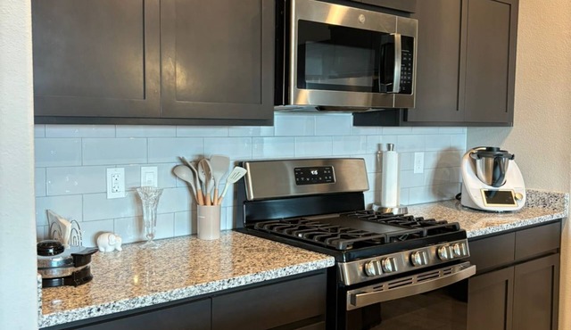 Luxury 4-Bed Home, Family-Friendly, All Amenities & Close to Shopping Center