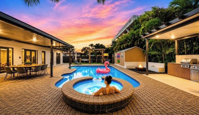 Luxury 6BR Oasis w/Pool, Fire Pit & Game Area Sleeps 18 in Hialeah