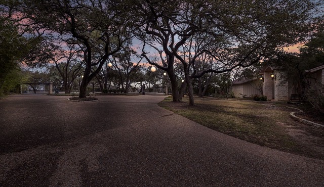 Luxury Austin Estate – Tranquil, Spacious & Packed with Games and Pool.