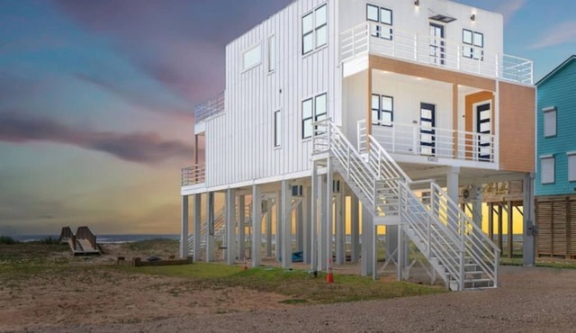 Luxury Beachfront Retreat w Gulf & Wetland Views - Game Room - 4 Decks-Sleeps 16 in Freeport