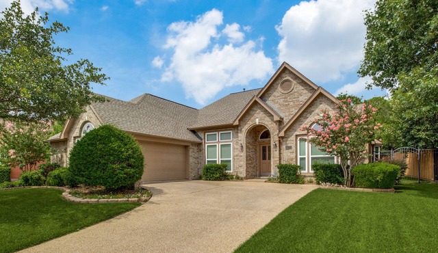 LUXURY HOME! 5 mins to Cowboy Stadium; 9 mins to Six Flags; 15 mins to DFW