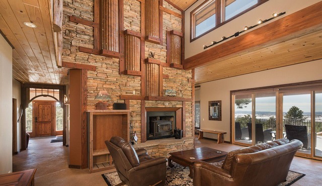 Luxury Home w/Pool, Hot Tub & Stunning Views