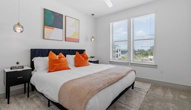 Luxury King 1BD suite w Pool/Gym/Office & Parking
