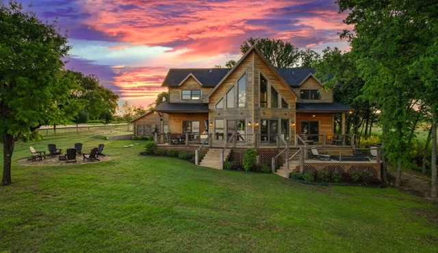 Luxury Lakehouse with Stunning Sunsets, a Private Spa, Home Gym, Gameroom & More