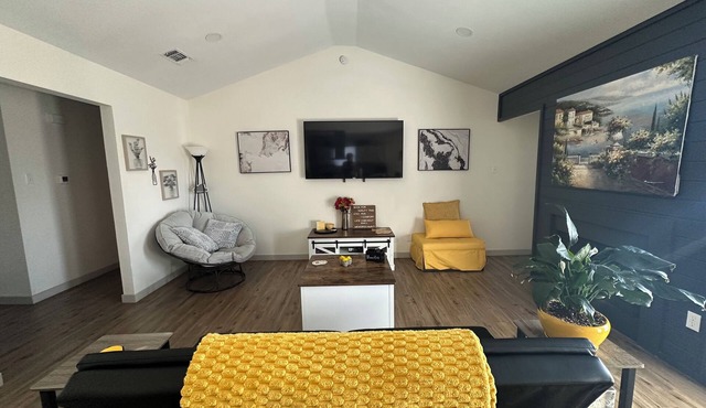 Luxury Lane: Pet & Family Haven Near ASU & GF Base - Stock Show 7 mi - No Stairs