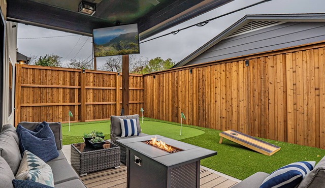 Luxury Mansion Walkable to AT&T Stadium + Hot Tub