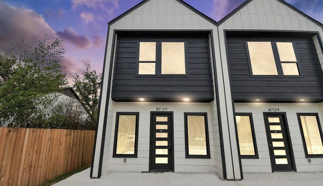 Luxury Retreat - 5 Min to NRG & Med Center - Sleeps 8 - Backyard + Free Parking