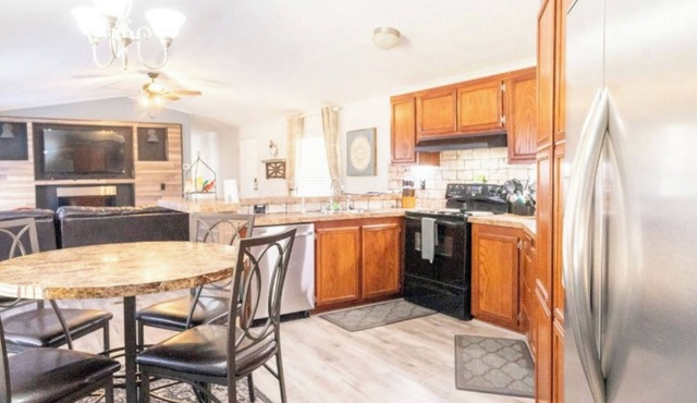 LUXURY RETREAT/PICKLEBALL COURT, less than 3 miniutes from Winstar Casino!