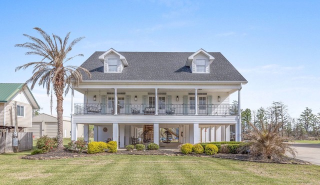 Luxury riverfront home w/pool, fishing dock, & boat house w/lift ! Sleeps 14 in Lake Charles