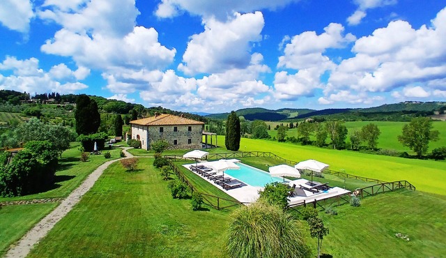 Luxury Tuscan Villa with A/C, Pool, Hot Tub, Private Chef & Pizza Chef in Volterra