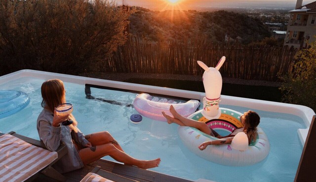 Luxury Villa: Panoramic Views, Pool & Hot Tub