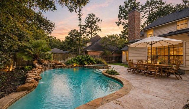 Luxury Woodlands Home w Pool, Spa & ample TV Room. Best location & Fun for all!