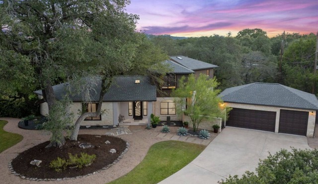 LuxuryLake Austin Retreat: Game Room + Fire Pit, Minutes to Downtown