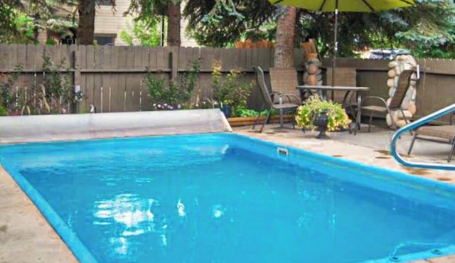 Main Street gem - pool & hot tub - walk to lifts, dog-friendly, third floor