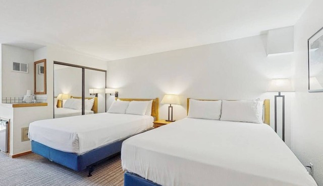 Main Street room - hot tub & pool - walk to lifts, dog-friendly, balcony